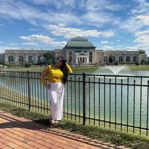 Meet your Posher, Betsabe